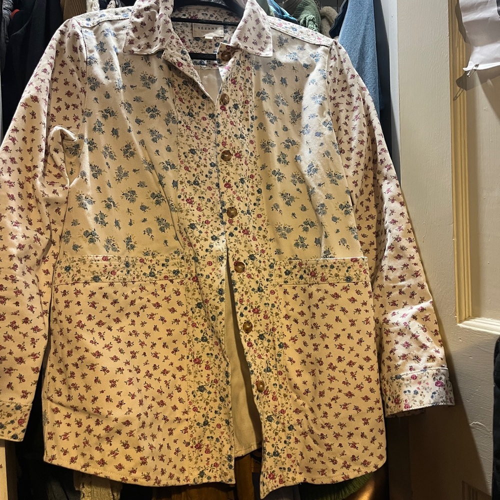 Sézane Floral-Lined Jean Jacket in Cream with Blue and Pink Flowers - Picture 4 of 8